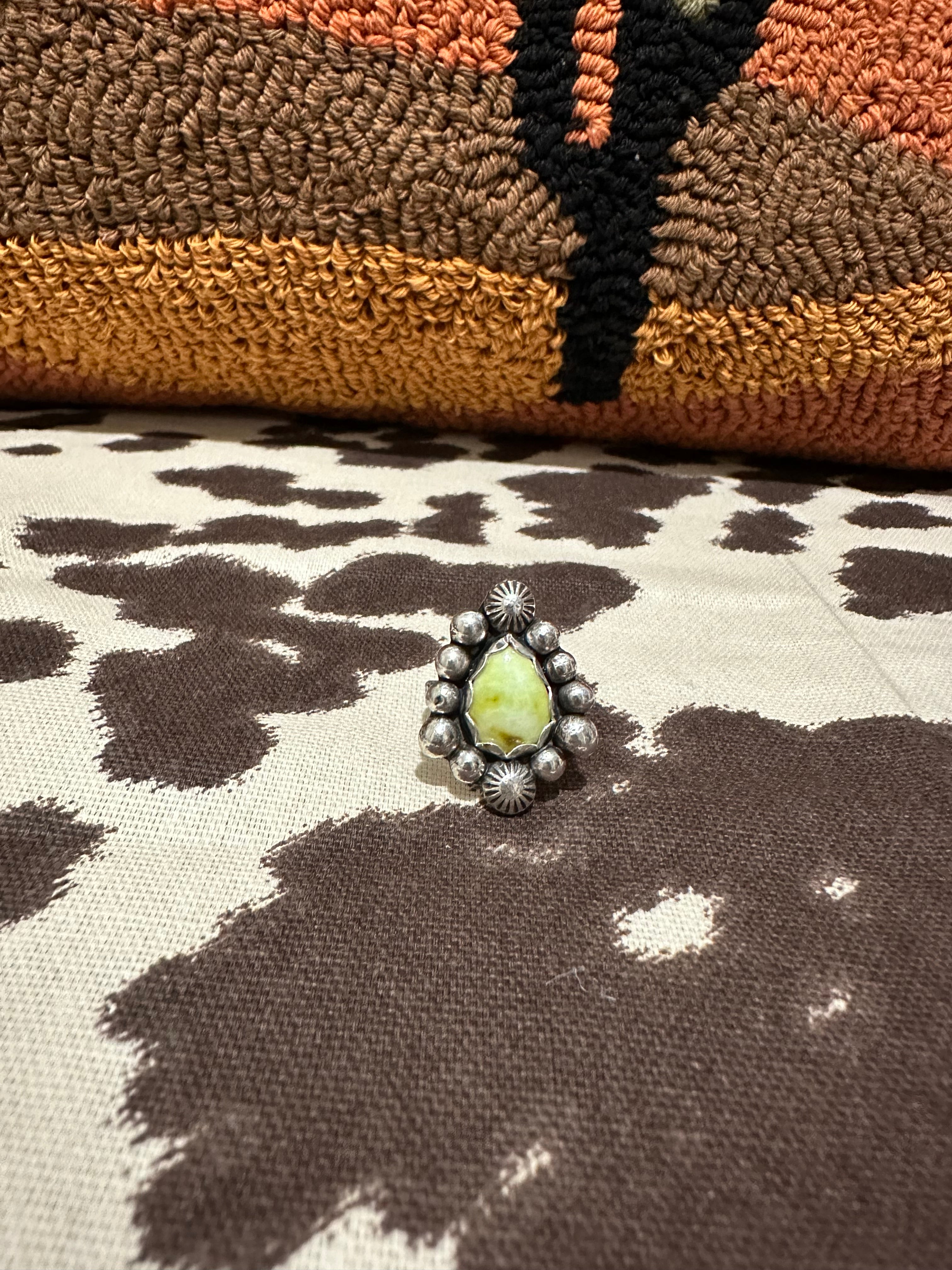 Palomino decorative ring (size 6)