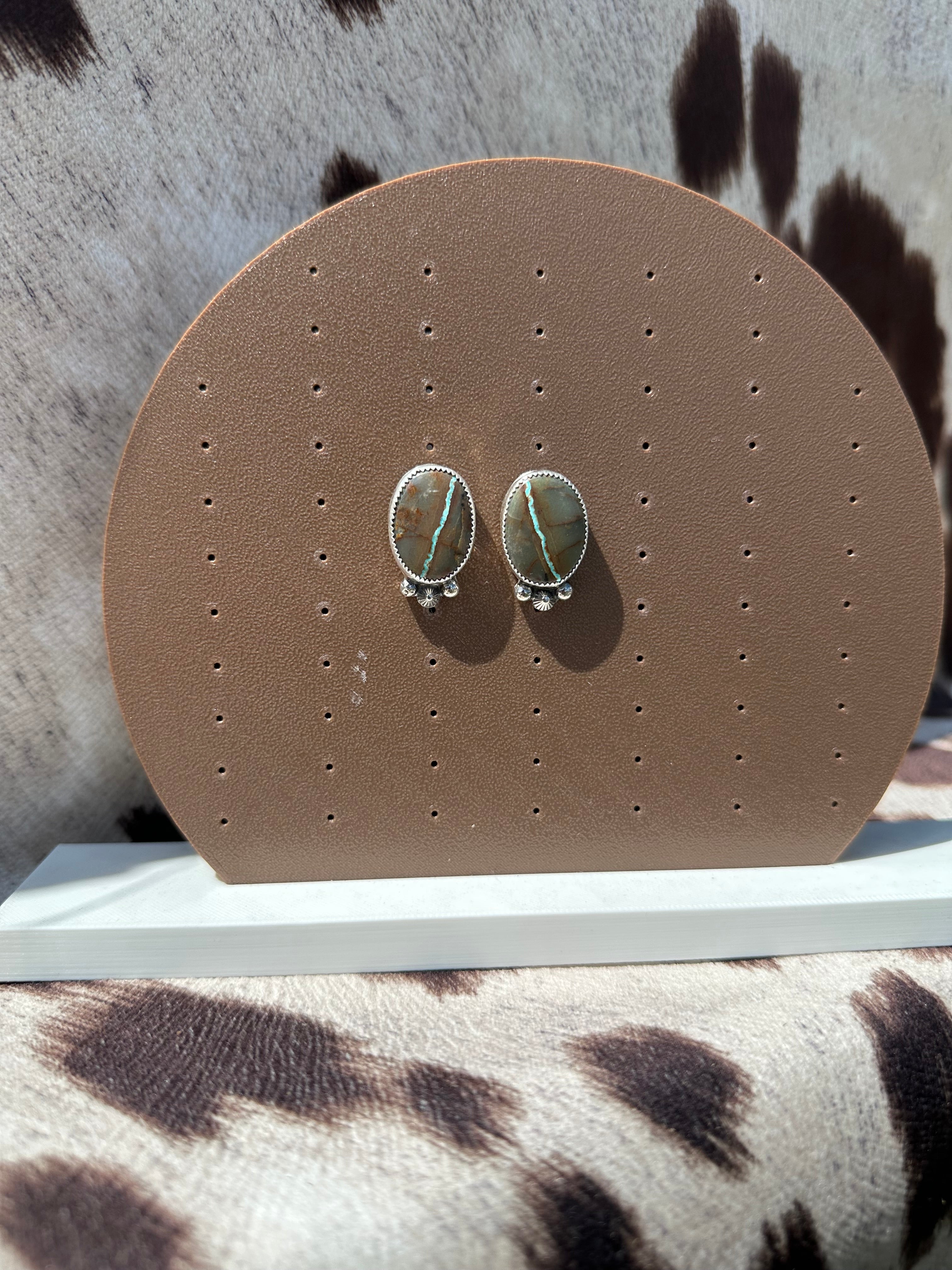 Pilot mountain ribbon studs