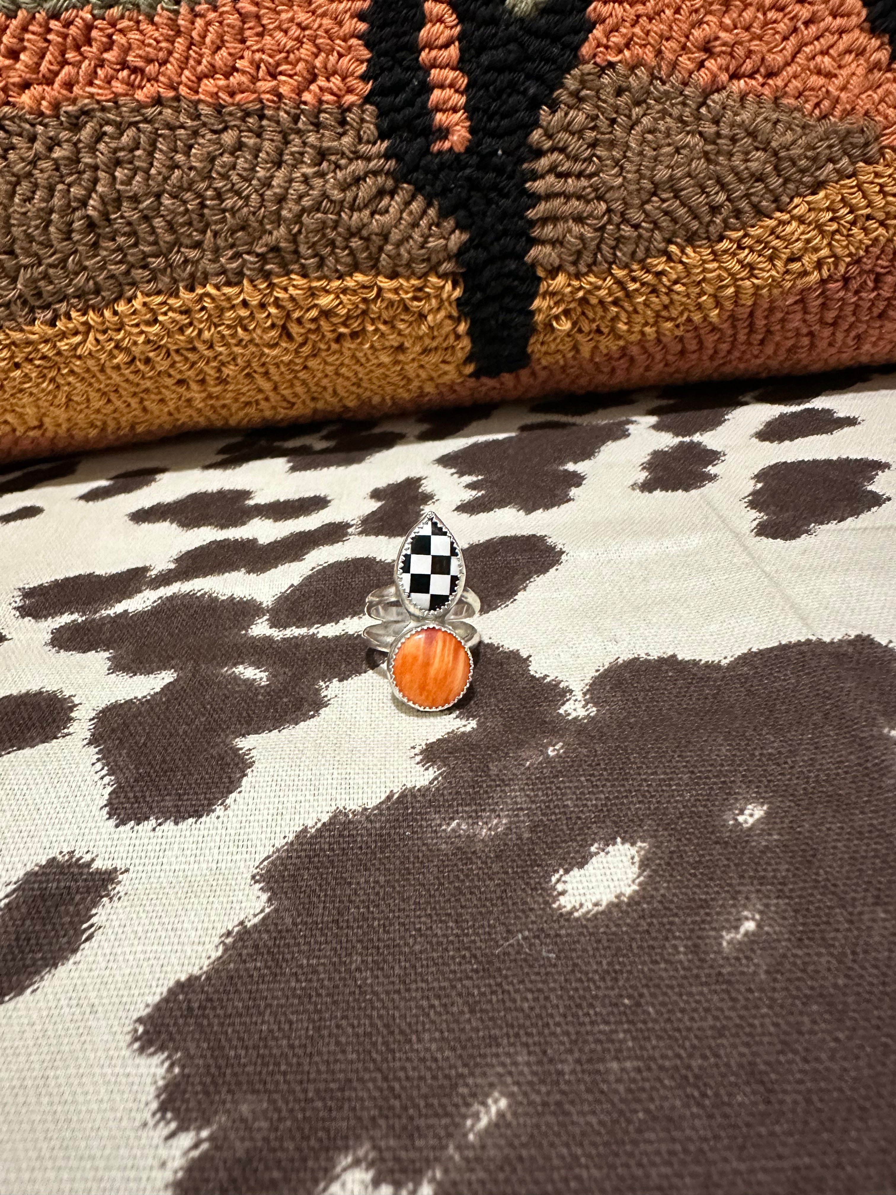 Spiny oyster and checker ring (size 6)